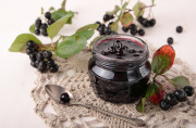 Dulceata de aronia cu frunza de cirese