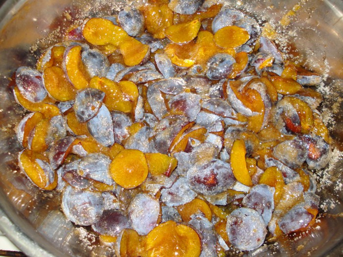 Dulceata de prune albastre fara samburi in felii