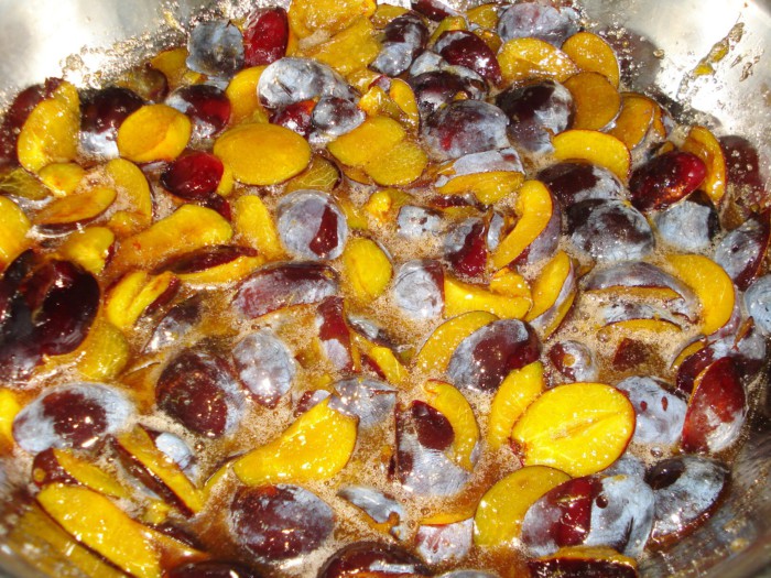 Dulceata de prune albastre fara samburi in felii